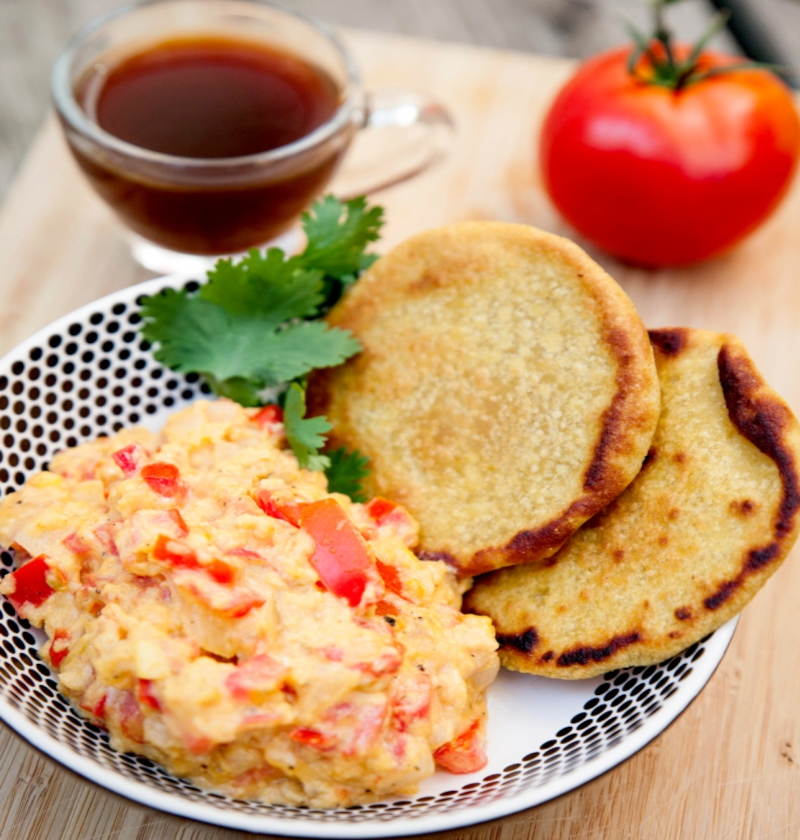 arepas con perico y chocolate